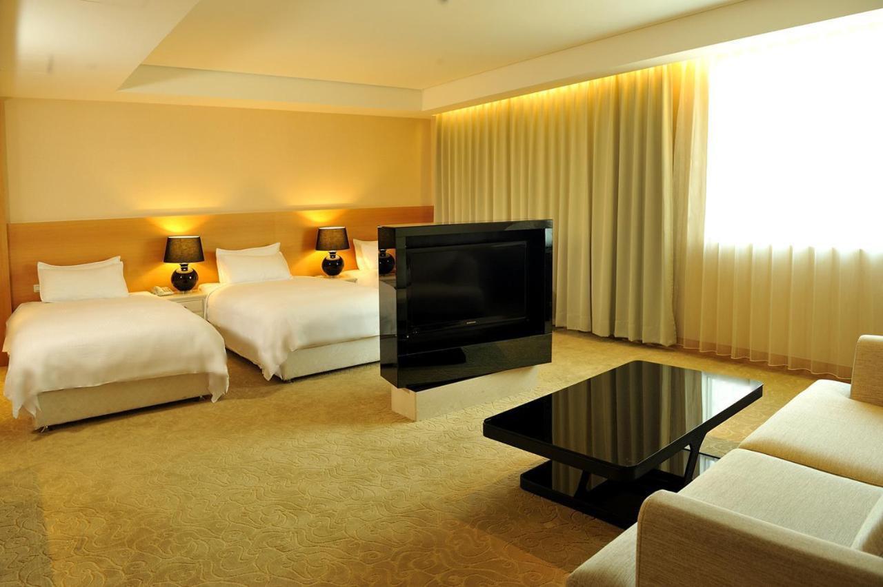 Asia Emperor Hotel Tainan Esterno foto